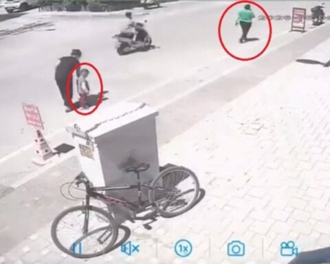 Adana'da Çocuğunu Sokakta Darbede Bulunan Anne, Adli Kontrolle Serbest Bırakıldı