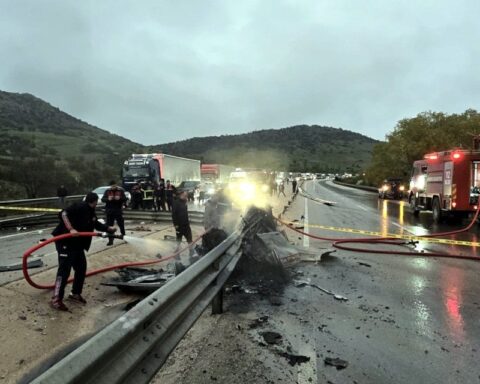 Afyonkarahisar'da Bariyere Çarpan Otomobil Yangın Çıkardı: 1 Ölü, 1 Yaralı