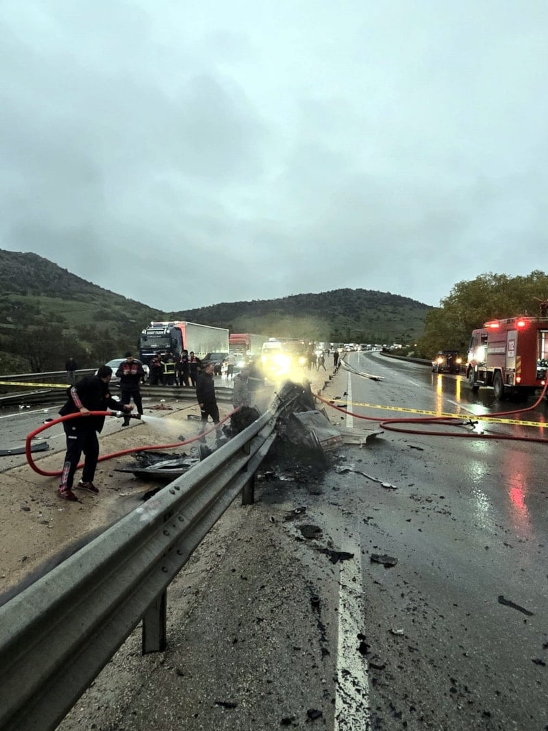 Afyonkarahisar'da Bariyere Çarpan Otomobil Yangın Çıkardı: 1 Ölü, 1 Yaralı