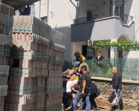 Aksaray'da İnşaatta Kaza: Sırtına Demir Saplanan İşçi Ağır Yaralandı