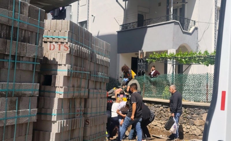 Aksaray'da İnşaatta Kaza: Sırtına Demir Saplanan İşçi Ağır Yaralandı