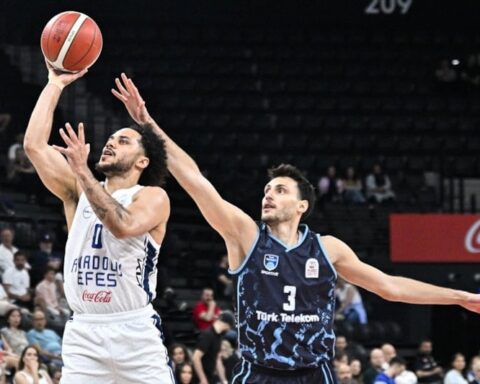 Anadolu Efes, Türk Telekom'u Mağlup Ederek Çeyrek Finalde 1-0 Öne Geçti