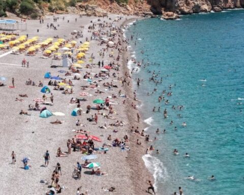 Antalya Sahillerinde Kurban Bayramı Yoğunluğu Devam Ediyor