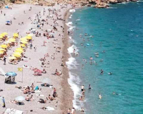 Antalya'da Kurban Bayramı Tatilinin Son Günü Sahillerde Yoğunluk Var