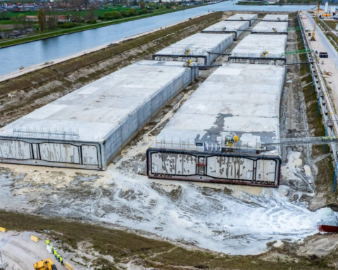 Antwerp'te Yeni Tünel Projesi İçin Dev Beton Bloklar Nehir Altına Gömülüyor