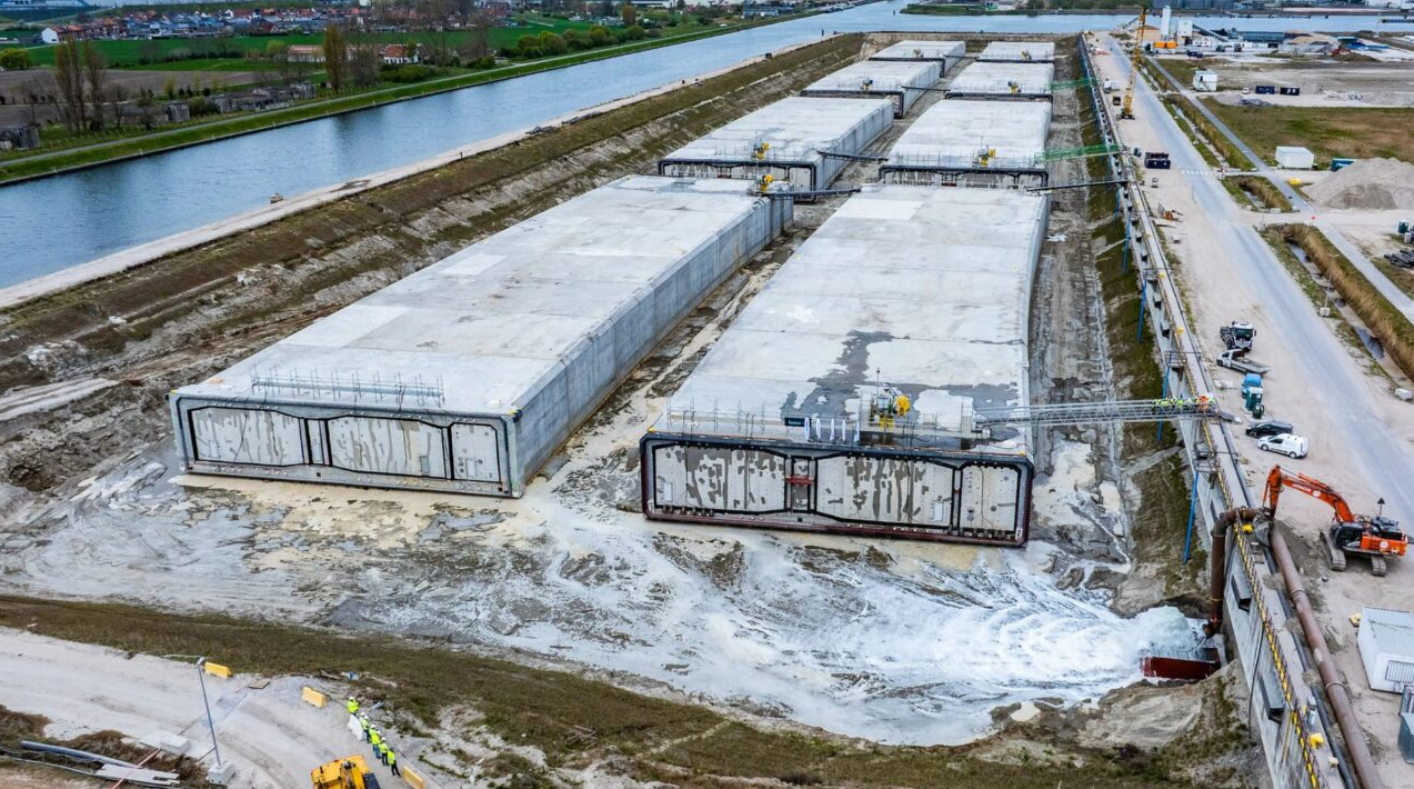 Antwerp'te Yeni Tünel Projesi İçin Dev Beton Bloklar Nehir Altına Gömülüyor