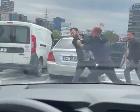 Ataşehir'de Trafikte Sürücüler Arasında Kavga Kamerada Yakalandı