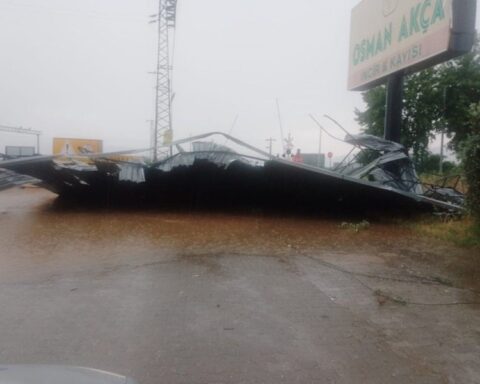 Aydın'da Fırtına Hayatı Olumsuz Etkiledi, Cadde ve Sokaklar Suyla Doldurdu