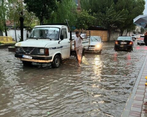 Aydın'da Kuvvetli Sağanak Yağışlara Karşı Uyarı Yapıldı