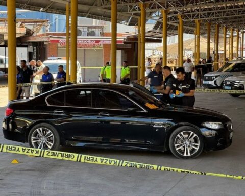 Aydın'da otomobile düzenlenen silahlı saldırıda 2 kişi hayatını kaybetti
