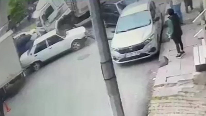 Bağcılar'da Freni Boşalan Kamyon 8 Araca Zarar Verdi