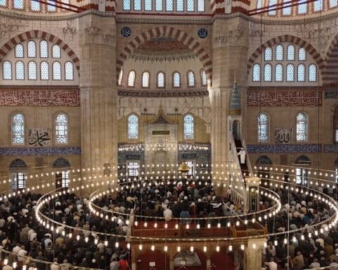 Bakan Yaşar Güler, Selimiye Camii'nde Kurban Bayramı'nı kutladı