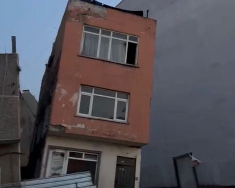 Balıkesir'de Temel Kazısı Sırasında Zarar Gören Bina Yıkıldı