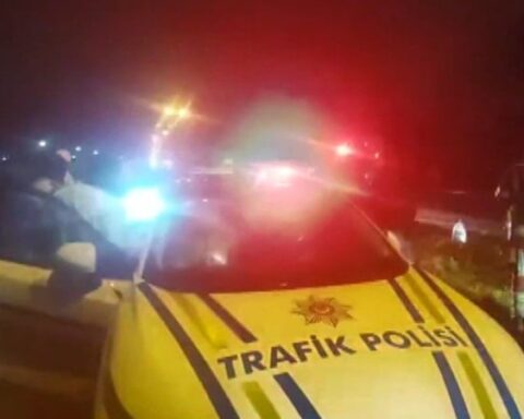 Balıkesir'de yolcu otobüsü devrildi: 3 kişi hayatını kaybetti, 31 yaralı