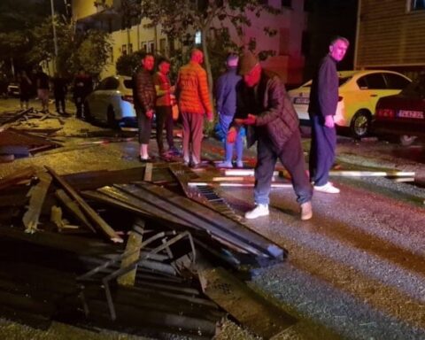 Bartın'da Fırtına Çatıyı Sökerek 6 Araçta Hasara Neden Oldu