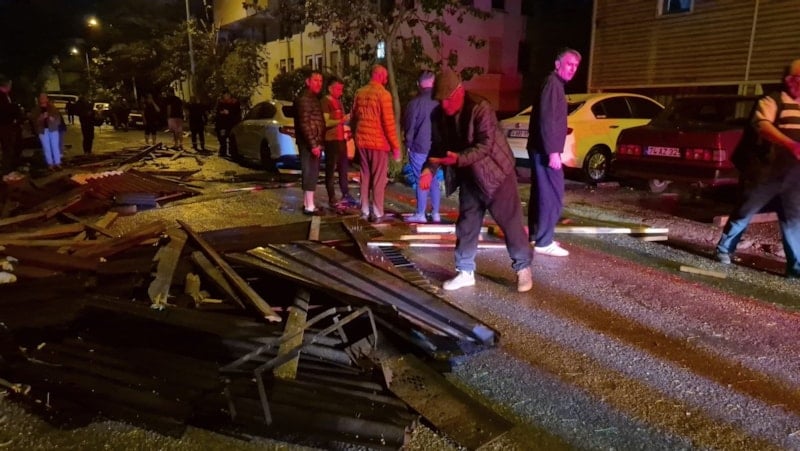 Bartın'da Fırtına Çatıyı Sökerek 6 Araçta Hasara Neden Oldu
