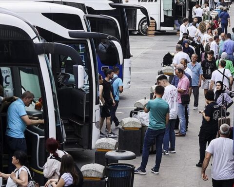 Bayramda Seyahat İçin Uçak ve Otobüs Fiyatları Yükseliyor