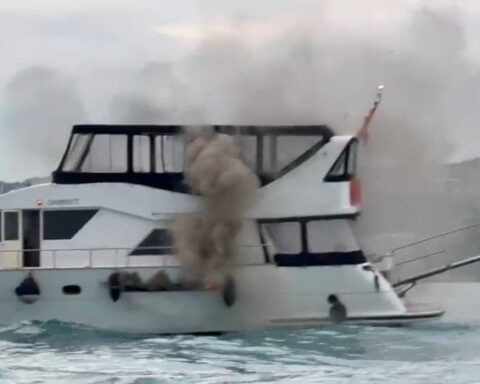 Bebek sahilinde 27 metrelik teknede yangın çıktı, mürettebat kurtarıldı