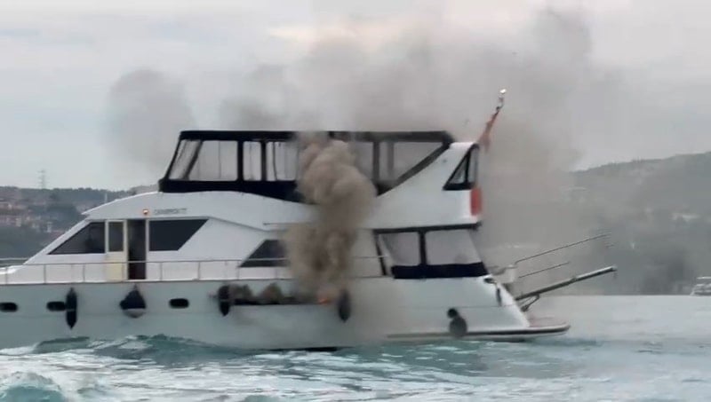 Bebek sahilinde 27 metrelik teknede yangın çıktı, mürettebat kurtarıldı