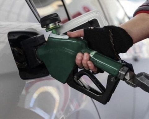 Benzin Fiyatlarına 3,27 Lira İndirim Uygulanacak