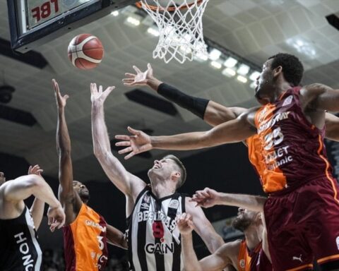 Beşiktaş, Galatasaray'ı Mağlup Ederek Yarı Finale Yükseldi