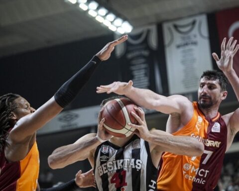 Beşiktaş, Galatasaray'ı Play-off İlk Maçında 25 Sayı Farkla Mağlup Etti