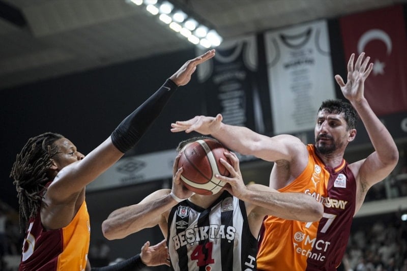 Beşiktaş, Galatasaray'ı Play-off İlk Maçında 25 Sayı Farkla Mağlup Etti