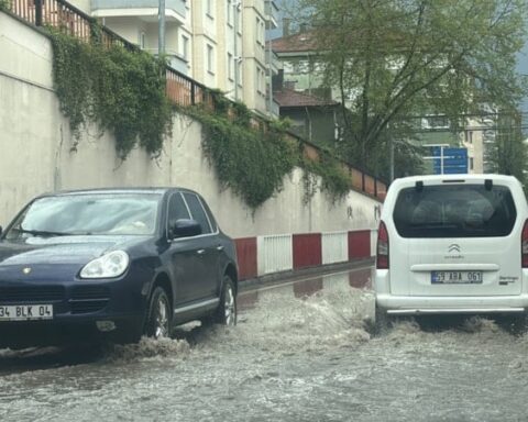 Bolu'da Sağanak Sonrası Dolu Yağışı Hayatı Olumsuz Etkiledi