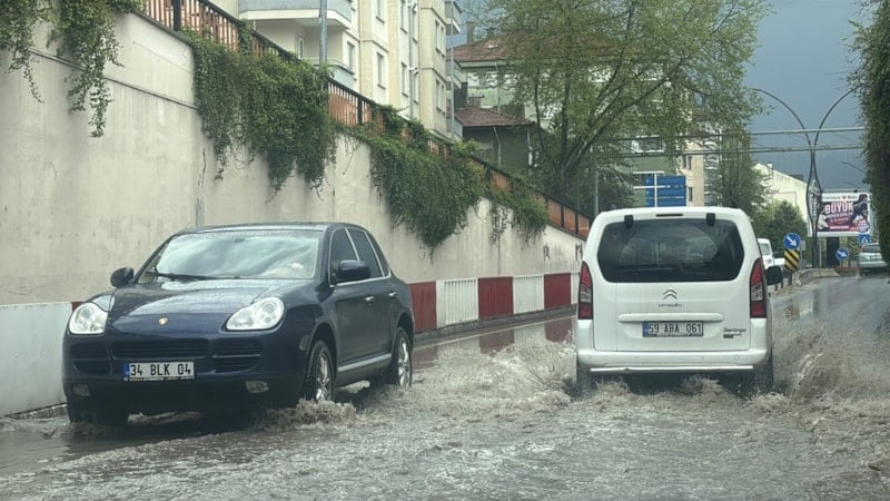 Bolu'da Sağanak Sonrası Dolu Yağışı Hayatı Olumsuz Etkiledi