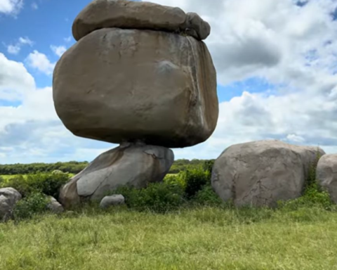 Brezilya'daki Mucize Taşı, Turistlerin İlgi Odağı Olmaya Devam Ediyor