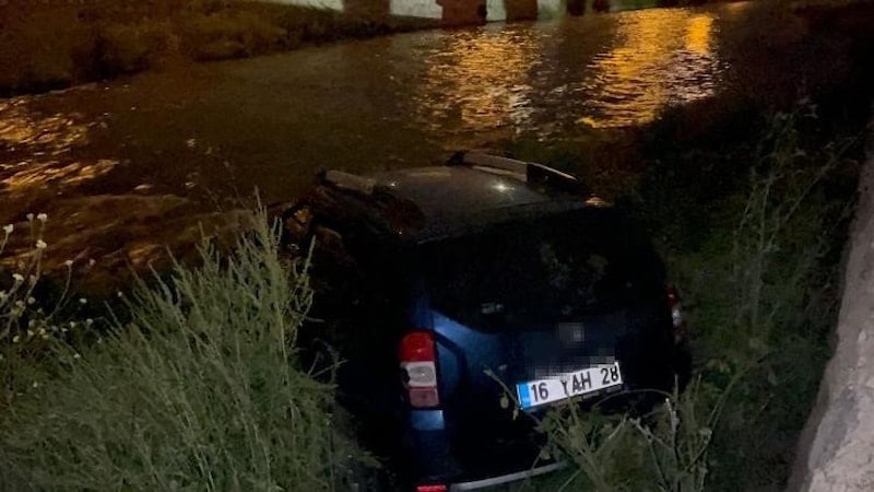 Bursa'da Dereye Uçan Araçta Sürücü İzini Kaybettirdi