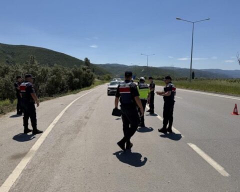 Bursa’da Jandarmadan Bayram Sürprizi: Sürücülere İkramlar ve Uyarılar