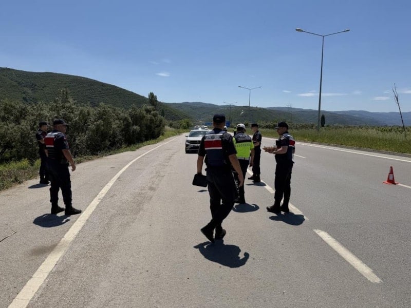 Bursa’da Jandarmadan Bayram Sürprizi: Sürücülere İkramlar ve Uyarılar