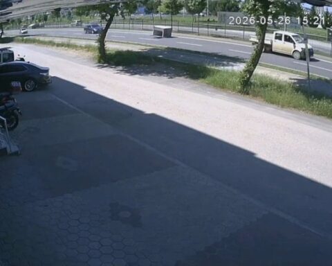 Bursa'da Kamyonetten Düşen Demir Kafes Trafikte Panik Yaratmasına Neden Oldu