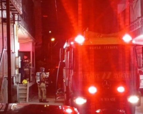 Bursa'da Üçüncü Kattaki Dairede Yangın Çıktı, Kullanılamaz Hâle Geldi