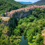 Castellfollit de la Roca'da dev çatlak endişe yarattı