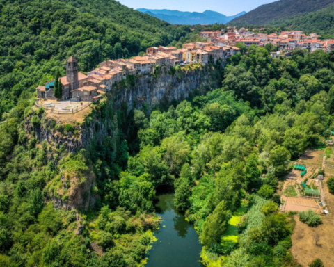 Castellfollit de la Roca'da dev çatlak endişe yarattı