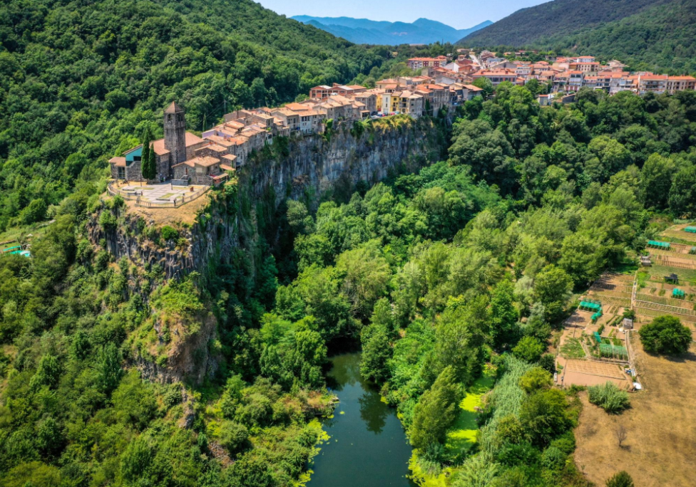 Castellfollit de la Roca'da dev çatlak endişe yarattı