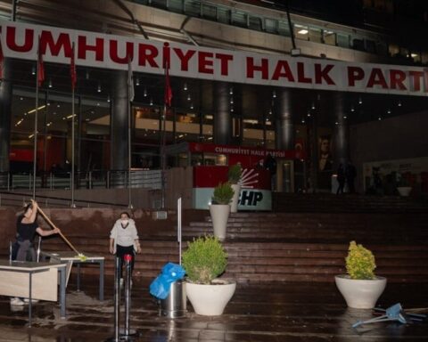 CHP Genel Merkezi'nde Gergin Anlar ve Temizlik Çalışmaları Gerçekleşti