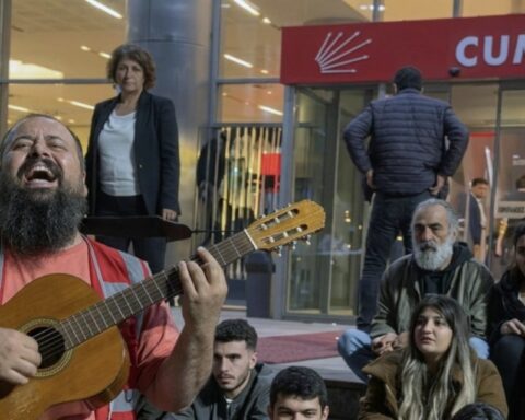 CHP Genel Merkezi'nde Kılıçdaroğlu'na Tepki: Partililer Salkım Söğüt Türküsü Söyledi
