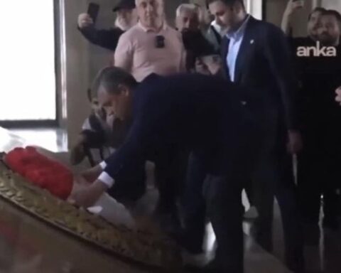 CHP Krizi Anıtkabir'de devam ediyor