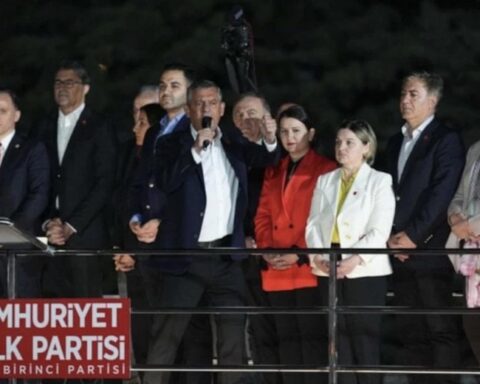 CHP'de İç Kriz: Kılıçdaroğlu'nun Fotoğrafı Kapandı, Parti Görevden Almaya Tepki Gösterdi