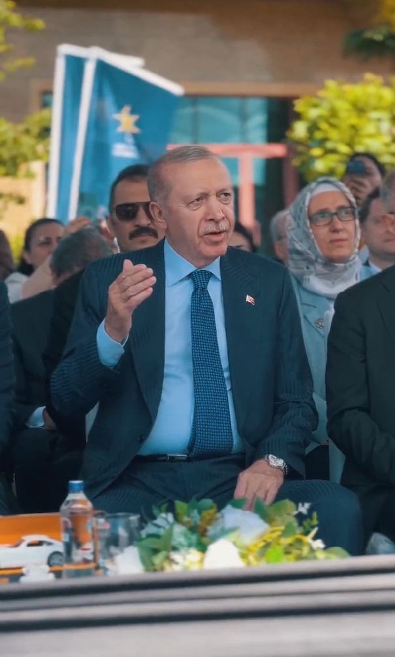Cumhurbaşkanı Erdoğan, Azerin'in “Türkler Geliyor” Şarkısına Eşlik Etti