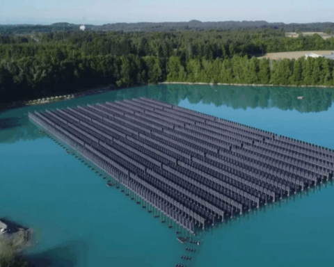Dikey Yerleştirilen Güneş Panelleri Göl Yüzeyinden Enerji Verimliliğini Artırıyor