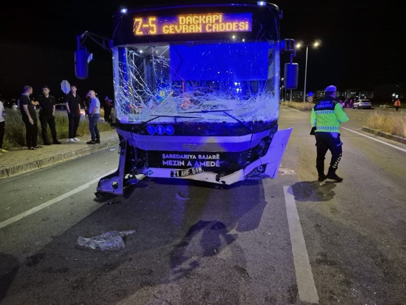Diyarbakır'da Otobüs ve Otomobil Çarpıştı: 2 Ölü, 5 Yaralı