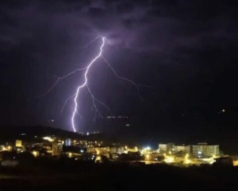 Diyarbakır'da Yıldırım Düşmesi Sonucu Elektrik ve İnternet Altyapısında Hasar Meydana Geldi
