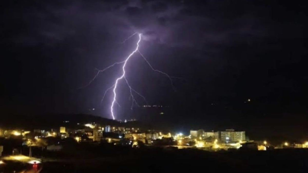 Diyarbakır'da Yıldırım Düşmesi Sonucu Elektrik ve İnternet Altyapısında Hasar Meydana Geldi