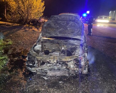 Edirne'de Otomobil Yangını: Sürücü Kaçarak Olay Yerinden Ayrıldı