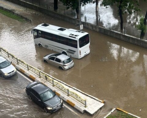 Edirne'de Sağanak Yağış ve Dolu, Hayatı Olumsuz Etkiliyor