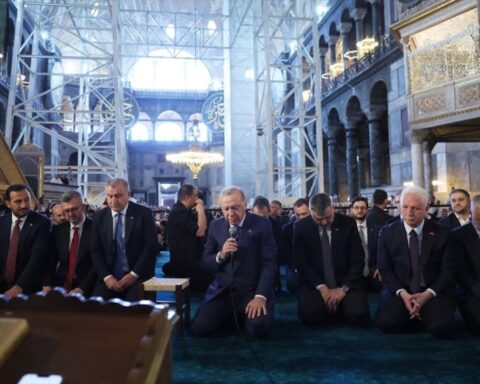 Erdoğan, Ayasofya'da Cuma Namazı Kıldı ve Fetih Kutlaması Hakkında Bilgi Verdi